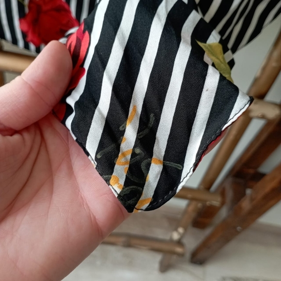 🧿🧿🧿 🌺Floral Collection🌺 Black and White Striped Floral Jacket - Picture 14 of 14